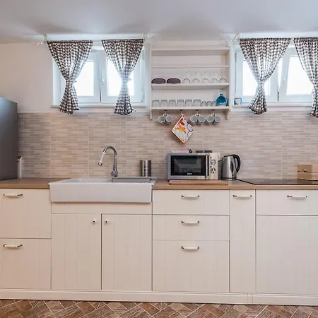 Sutomiscica 13872c Apartamento Sestrunj